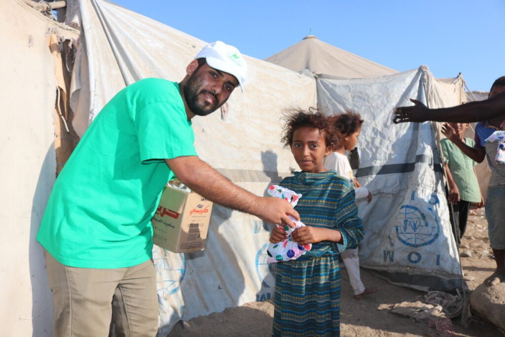 Distribution de repas dans les camps au Yémen