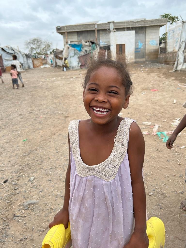 Petite fille au Yémen avec un sourire