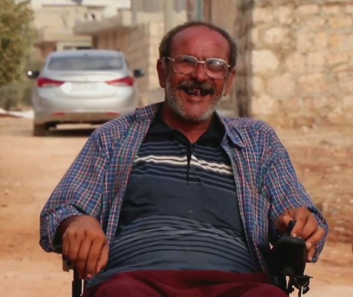 Photo de Hassan, réfugié syrien en Syrie, sur son fauteuil roulant.
