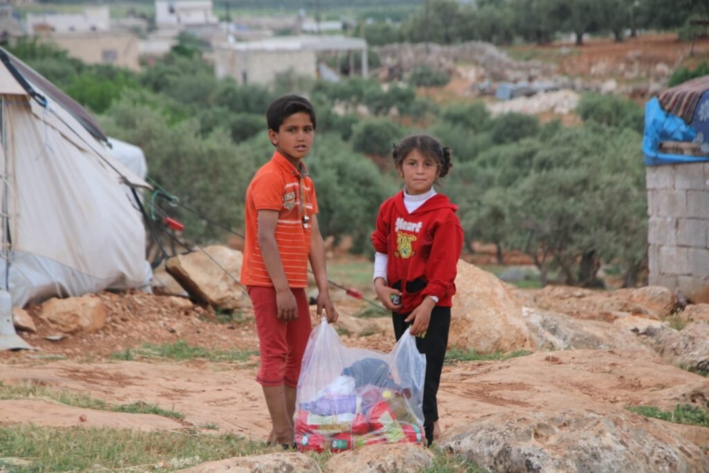Enfants syriens qui reçoivent un colis alimentaire