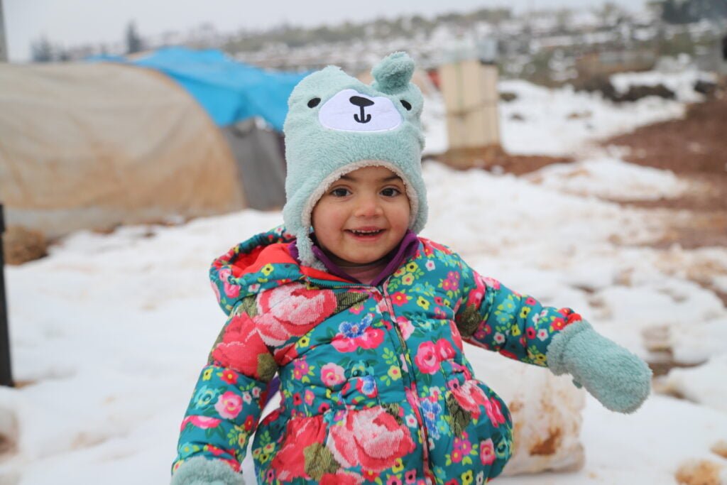 Petite fille syrienne qui a reçu des vêtements pour l'hiver