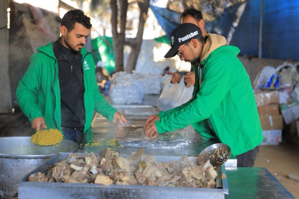 Photo de préparation de repas dans les camps de réfugiés à Gaza