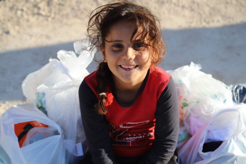 Petite fille en Syrie avec des denrées alimentaires