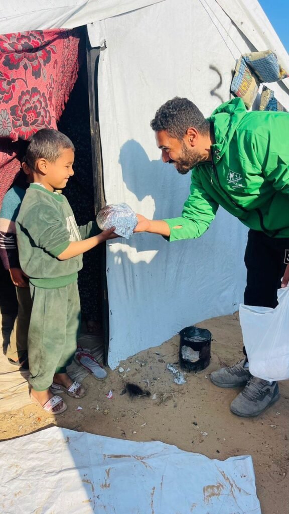 Distribution de repas dans les camps de réfugiés à Rafah (Gaza)