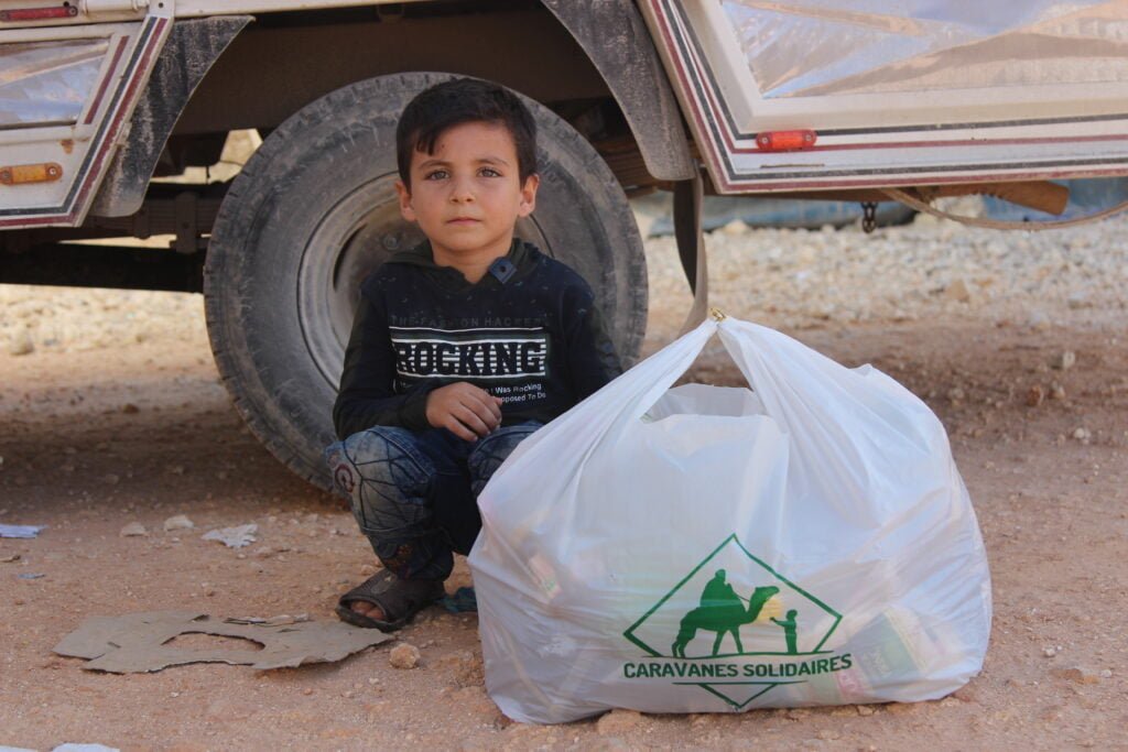 Petit garçon syrien avec son colis alimentaire
