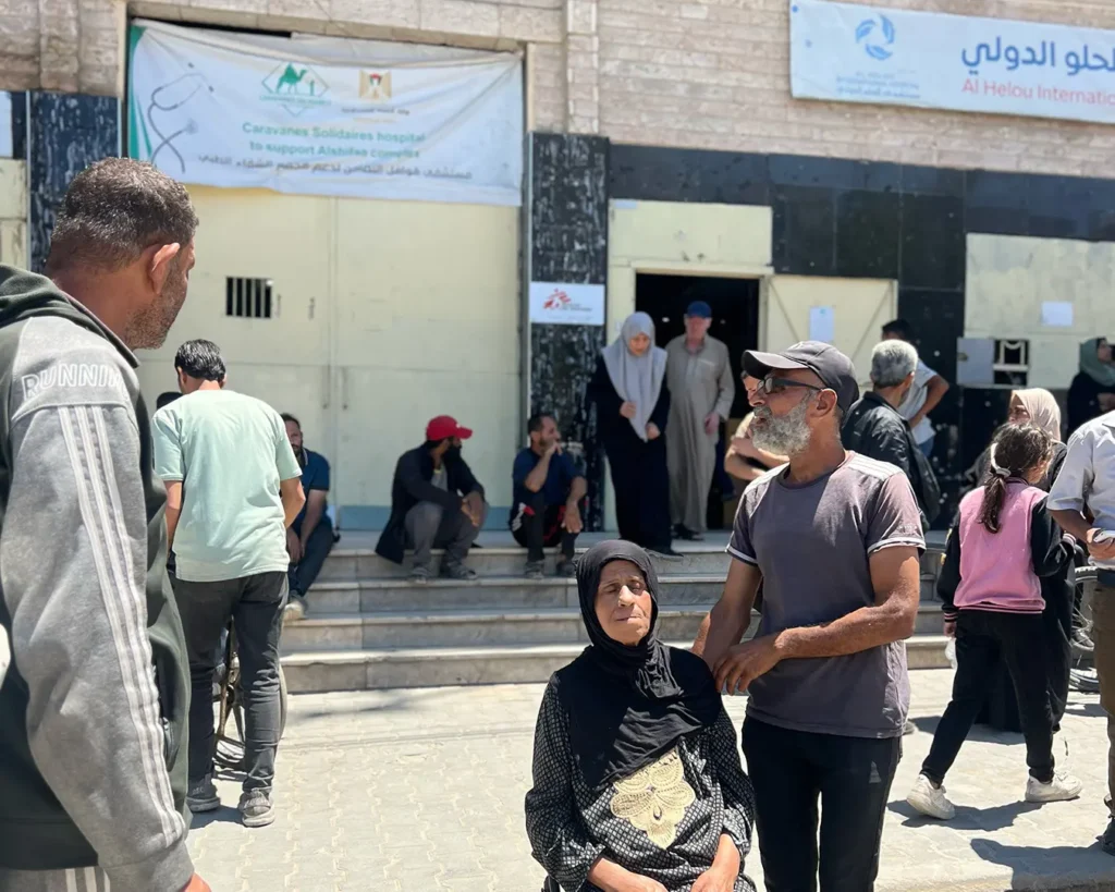 photo devant hôpital à gaza