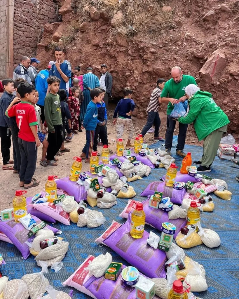 Distribution colis alimentaires et couvertures Caravanes Solidaires Maroc urgence