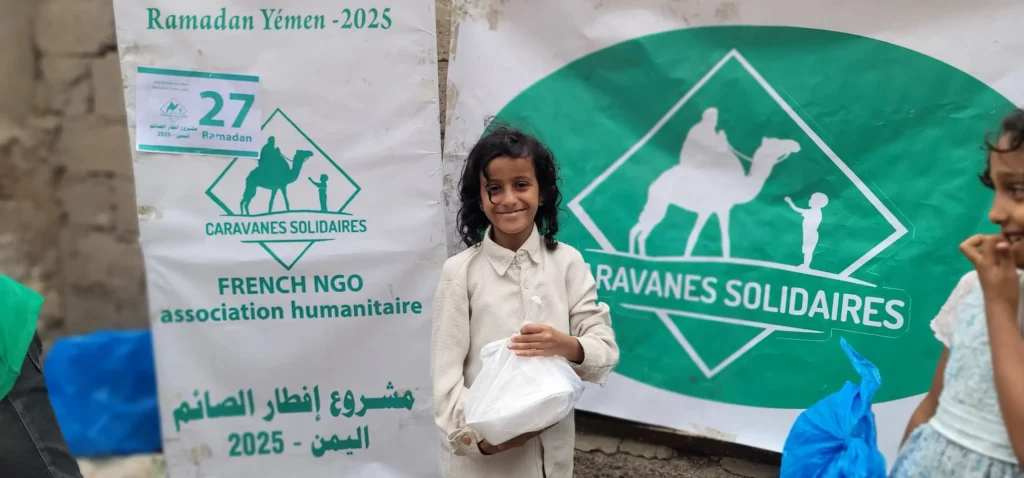 Enfants yéménites repas Iftar Caravanes Solidaires