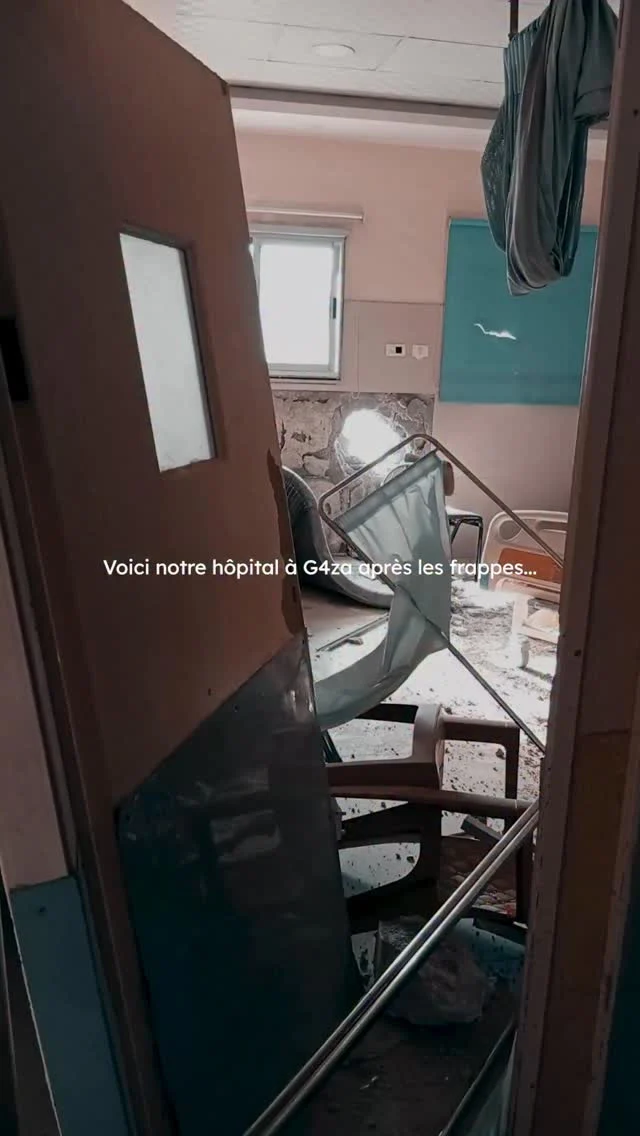🏥 Voici des images bouleversantes de notre hôpital…
 💥 Les murs portent encore les stigmates des explosions causées par les obus.
 Les couloirs, autrefois animés par les pas des soignants et des patients, sont aujourd’hui désertés.
 Le fonctionnement de l’établissement est presque à l’arrêt…
Cet hôpital, lieu de vie et d’espoir, n’est plus que le reflet de la situation tragique que traverse Gaza.
🟢✊🏼 Nous continuons malgré tout à lutter pour que ce lieu redevienne un espace de soins, de dignité et de vie.
#nousensemble #caravanessolidaires