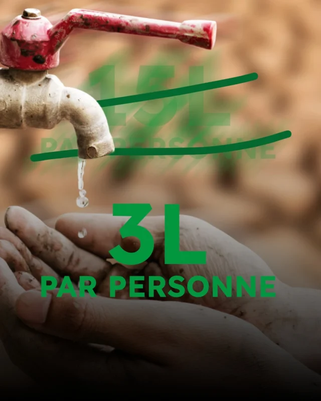 À G*za, trouver de l'eau potable est un combat quotidien pour la survie.
Aujourd'hui, la population ne dispose en moyenne que de trois à cinq litres d'eau par jour et par personne — bien loin des 15 litres minimaux recommandés par l'OMS pour couvrir les besoins vitaux.
Face à l'effondrement des réseaux de distribution, le forage de puits est devenu un levier d'urgence crucial, mais il se heurte à des obstacles majeurs :
• Une nappe polluée : plus de 90 % de l'eau souterraine est saumâtre ou contaminée en raison des destructions et de l'arrêt des stations d'épuration.
• Une pénurie d'énergie : sans carburant, impossible de faire fonctionner les pompes des puits municipaux.
• Des moyens de fortune : les forages artisanaux apportent un secours immédiat dans les camps, mais exposent la population aux maladies hydriques faute de traitement adapté.
Malgré le manque de matériel et les risques, humanitaires et acteurs locaux continuent d'installer des pompes solaires et de réhabiliter les forages accessibles pour fournir chaque goutte possible.
📍 Sources : UNICEF, Oxfam, OMS, CICR.
#CaravanesSolidaires #NousEnsemble